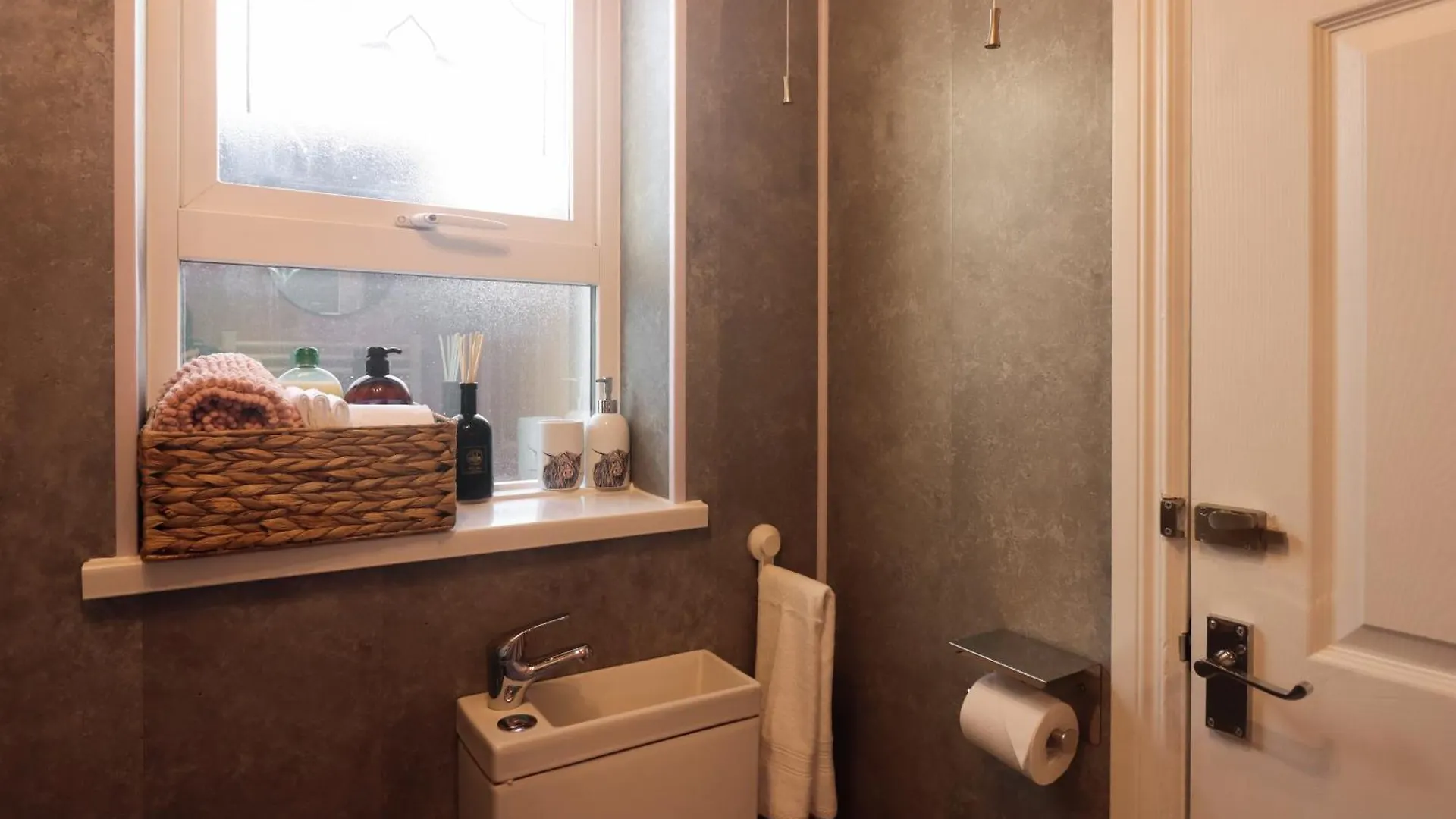 Villa Superb Large Bespoke 5 Star Detached Villa, Prime Location, Belfast Stay